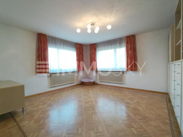 Zweifamilienhaus mit großzügigem Grundstück