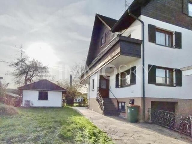 Zweifamilienhaus mit großzügigem Grundstück