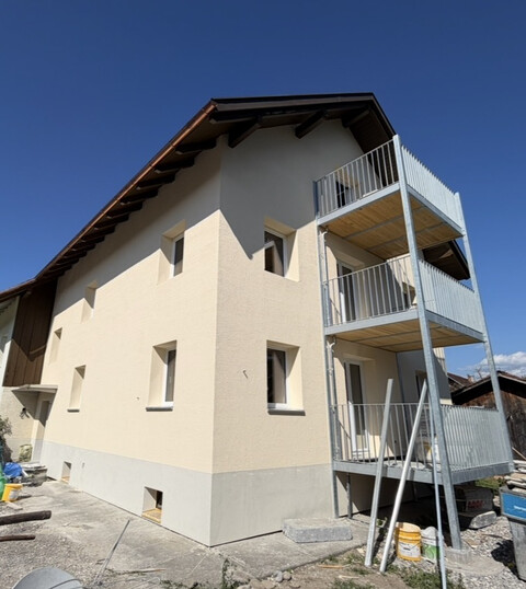 Neue Dachwohnung mit Charme in Dreiparteienhaus in Nofels