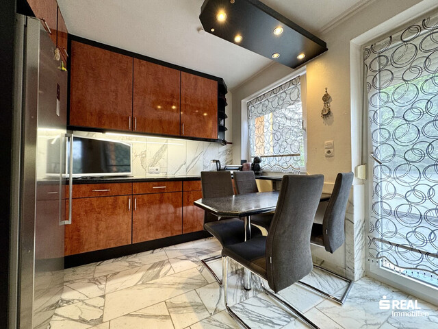 Modernisiertes Mehrfamilienhaus mit zwei großzügigen Wohnungen