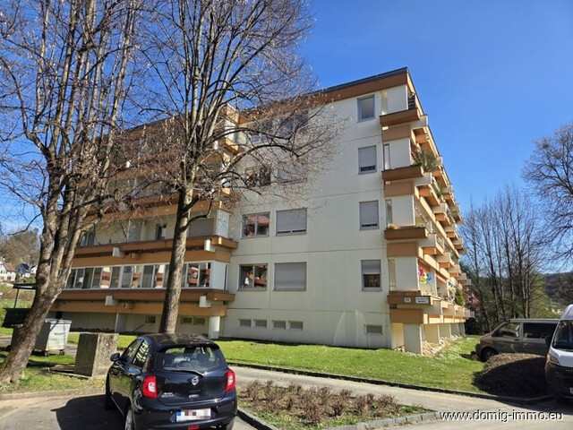 4,5-Zimmer-Wohnung mit großzügigem Balkon sowie Loggia und Tiefgaragenplatz