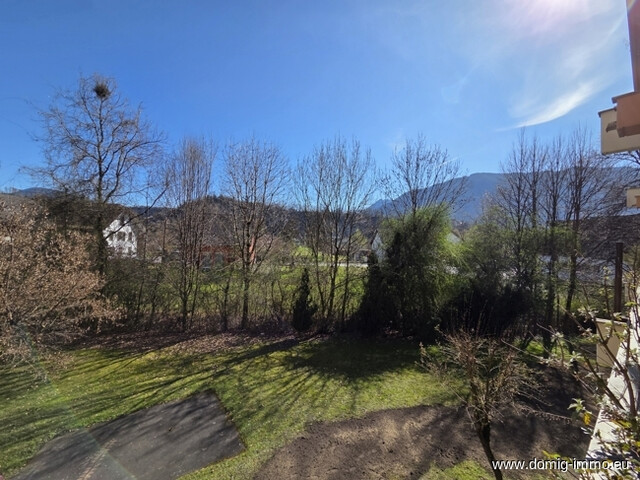 4,5-Zimmer-Wohnung mit großzügigem Balkon sowie Loggia und Tiefgaragenplatz