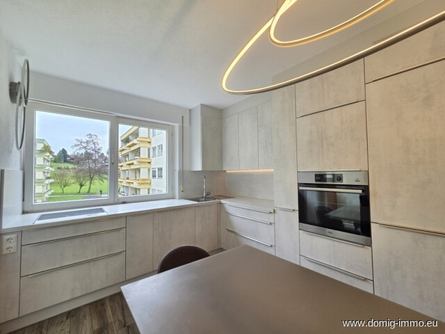 4,5-Zimmer-Wohnung mit großzügigem Balkon sowie Loggia und Tiefgaragenplatz