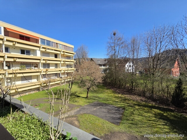 4,5-Zimmer-Wohnung mit großzügigem Balkon sowie Loggia und Tiefgaragenplatz