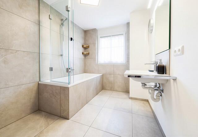 Erstklassiges Wohnerlebnis mit Garten, Stil und zwei Tiefgaragenplätzen