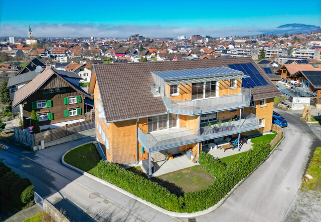 Erstklassiges Wohnerlebnis mit Garten, Stil und zwei Tiefgaragenplätzen