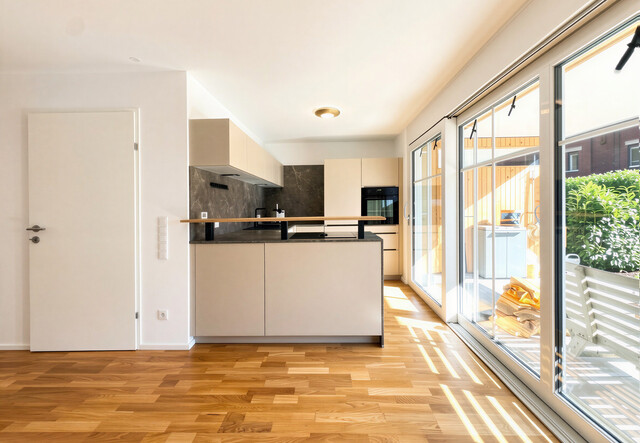 Erstklassiges Wohnerlebnis mit Garten, Stil und zwei Tiefgaragenplätzen