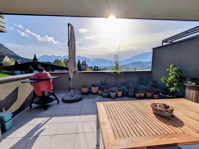 Provisionsfrei: Erstklassige 3-Zimmer Wohnung mit Balkon und wundervoller Aussicht auf die Schweizer Berge, in Tisis Hanglage 