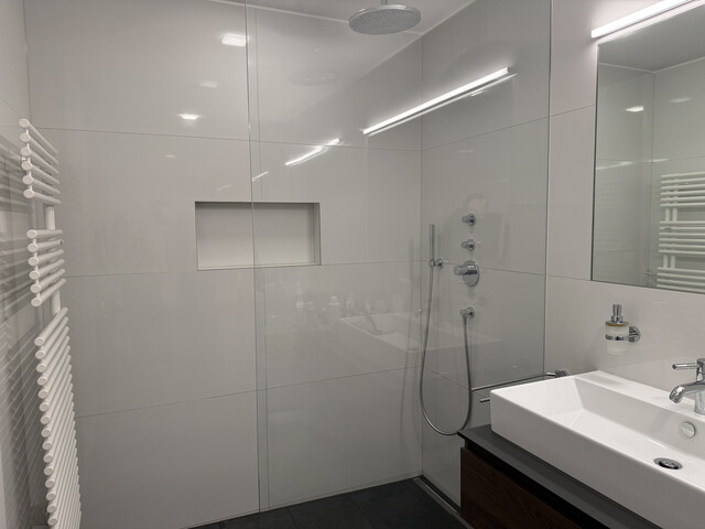 Moderne 3-Zimmer-Wohnung im Dachgeschoss inkl. 2 TG-Plätzen