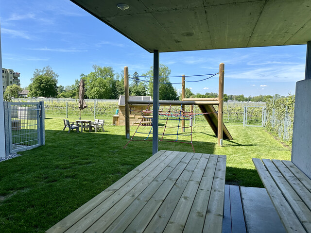 3 Zimmer Gartenwohnung Süd-West orientiert . SEEnahes FREIstehendes DREIgeschoßiges Wohngebäude  Angrenzend an Weingärten. In Sackgasse. T2