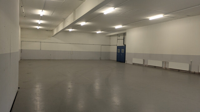 Gewerbehalle 485–1.085 m² mit Rampe, Hubtisch & BAG – Lustenau, grenznah CH