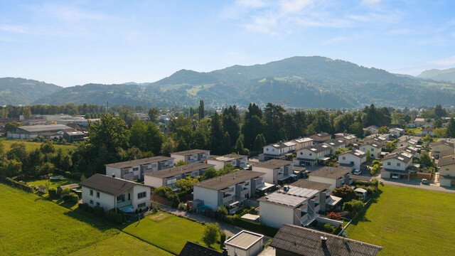 Modernes Reihenhaus mit großem Garten