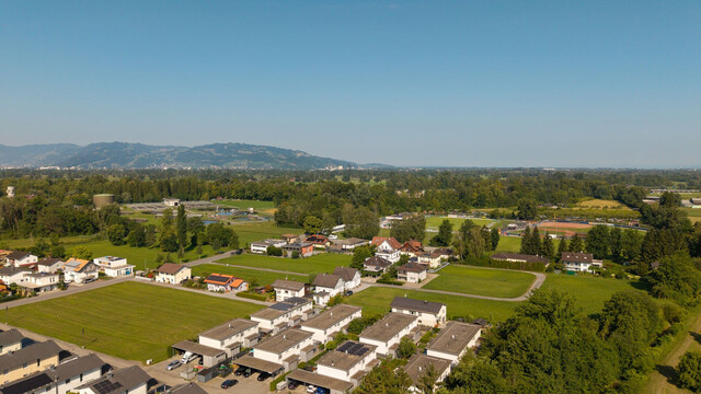 Modernes Reihenhaus mit großem Garten