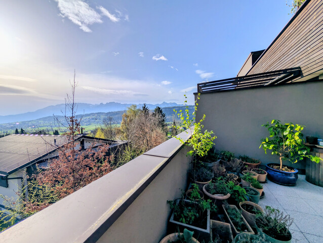 Provisionsfrei: Erstklassige 3-Zimmer Wohnung mit Balkon und wundervoller Aussicht auf die Schweizer Berge, in Tisis Hanglage 
