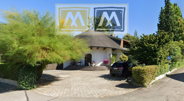 Weitläufiges Einfamilienhaus mit Charme der 1980er Jahre