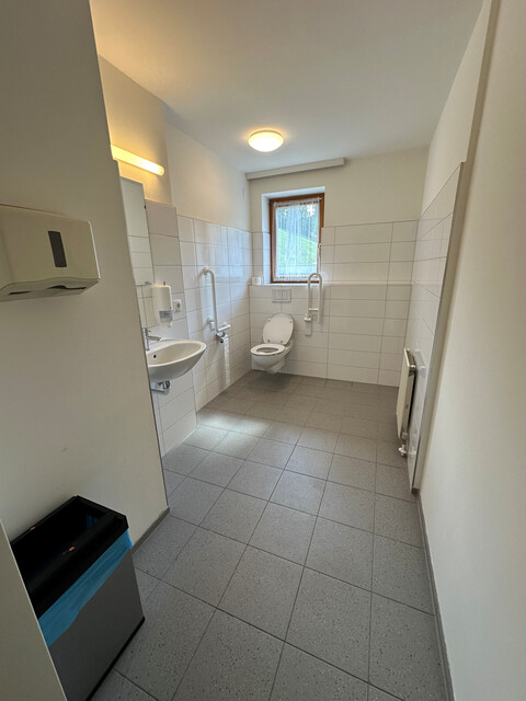 Große Geschäftsräumlichkeit in gepflegtem Zustand 