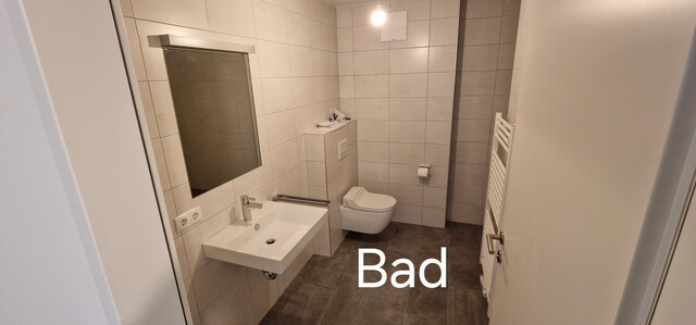 Neubau Gartenwohnung mit 20 m² Terrasse, 70 m² Garten,  6 m² Kellerabteil, 1 Tiefgaragenstellplatz à 20.000,00 e (Kauf)