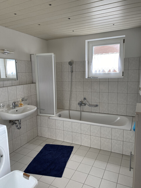 "ohne Provision" geräumige  helle 2 Zimmer Wohnung mit verglastem Balkon