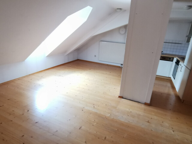 Besondere 2-Zimmer-Dachgeschoss-Wohnung in wunderschönem Altbau
