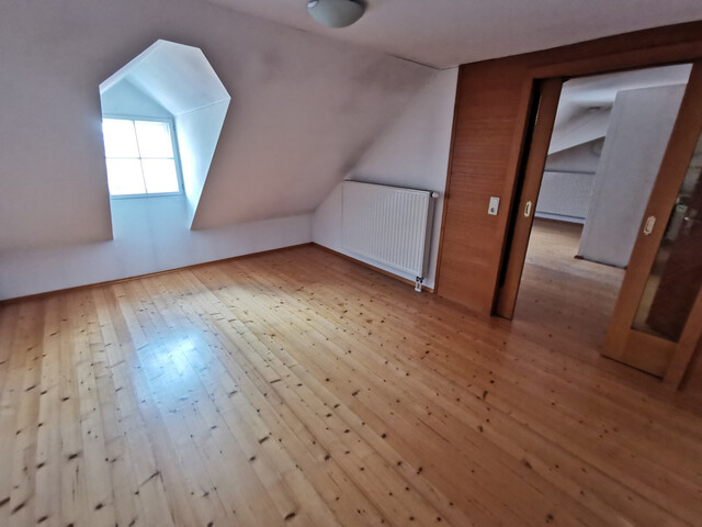 Besondere 2-Zimmer-Dachgeschoss-Wohnung in wunderschönem Altbau