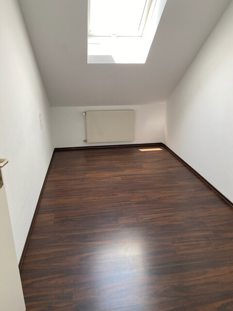 Charmantes Investorenobjekt mit 14 Parkplätzen, 10 m² Balkon, 200 m² Garten und großzügigem Dachboden