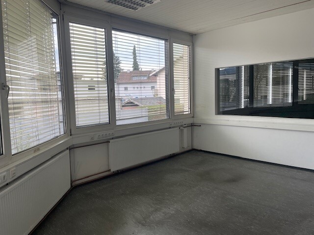 gewerbliche Lagerflächen mit Büro und Betriebsflächen in Lauterach zu vermieten