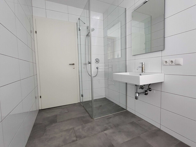 Hochwertige Gartenwohnung in Neubau (2023)