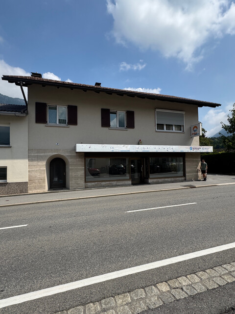 Gewerbliches Büro-/Geschäftslokal mit 2 Parkplätzen und Kellerraum zur Miete