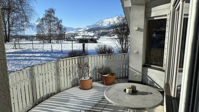 Große  helle 4 Zimmer Dachgeschosswohnung mit Aussicht, 2  Balkonen, Carport und viel Stauraum 