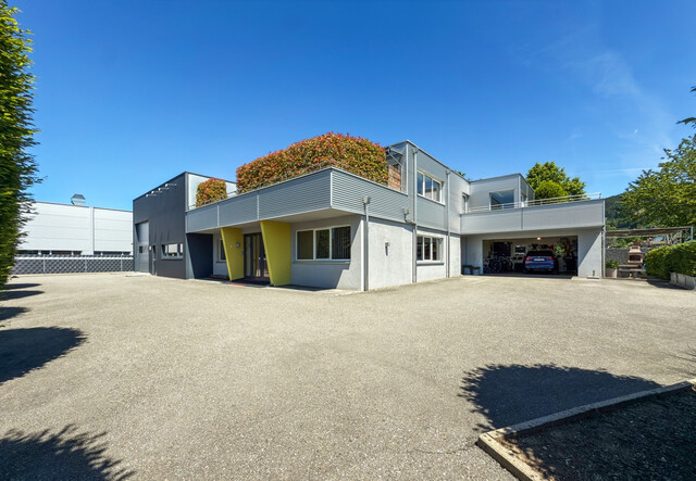 Betriebsgebäude mit Halle, Büro und eleganter Penthousewohnung