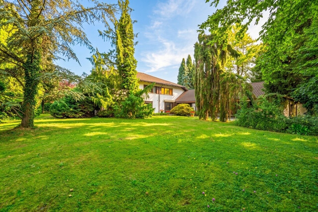 Exklusive Villa mit privatem Wellness- und Indoor-Poolbereich auf parkähnlichem Grundstück in Lustenau