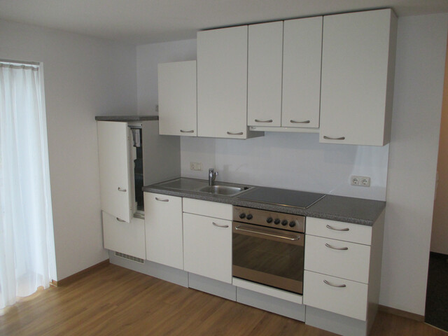 Helle, gemütliche sowie praktische Singlewohnung (Paar) ebenerdig. Abstellraum angrenzend sowie PKW-Abstellplatz vor der Wohnung. 