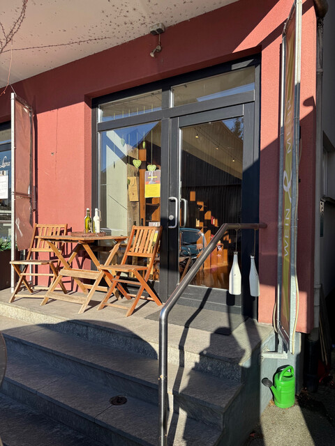 Schönes Geschäftslokal mit Parkplatz in zentraler Lage zu vermieten