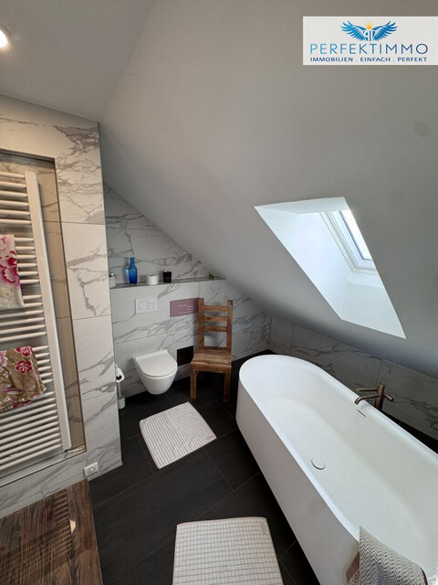 Lichtdurchflutete Dachgeschoss-Maisonette mit Traum-Blick auf den Weiher in Weißensberg!