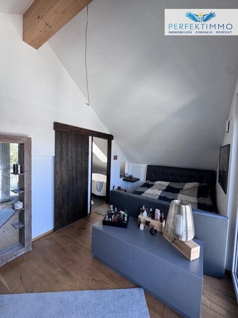 Lichtdurchflutete Dachgeschoss-Maisonette mit Traum-Blick auf den Weiher in Weißensberg!