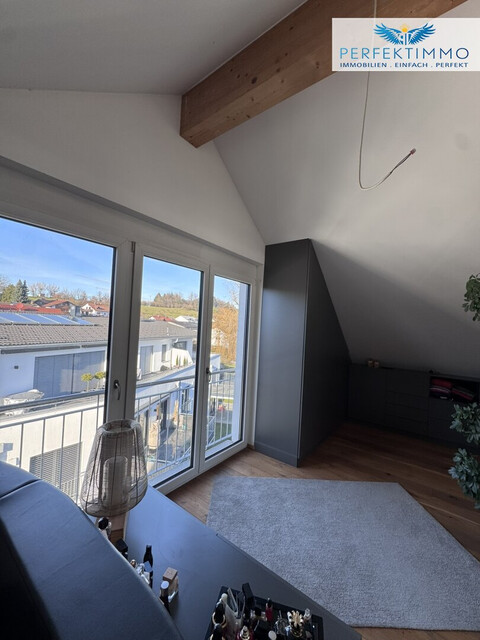 Lichtdurchflutete Dachgeschoss-Maisonette mit Traum-Blick auf den Weiher in Weißensberg!