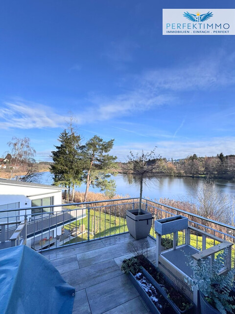Lichtdurchflutete Dachgeschoss-Maisonette mit Traum-Blick auf den Weiher in Weißensberg!