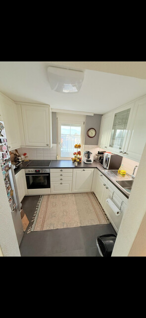 Renoviertes Dachgeschoss Wohnung mit Natursteinwände und Retrostilem Laminatboden, große Panoramaterasse mit atemberaubendem Bergaussicht. 