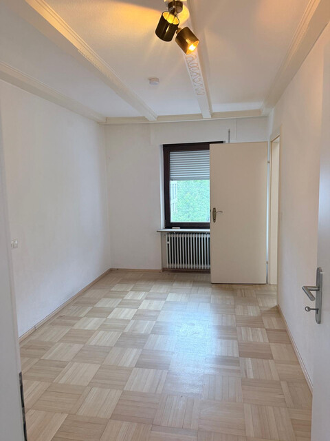 Schöne, helle & neu renovierte, Teimöblierte 3,5 Zimmer Wohnung