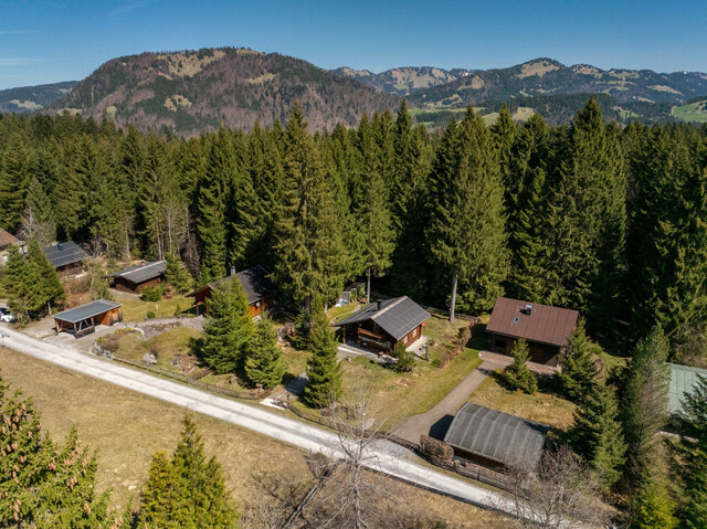 Entzückendes Ferienhaus im Bregenzerwald. Paradies im Grünen mit riesigem Garten, 2 Sonnenterassen und direkte Nähe zum Lift.