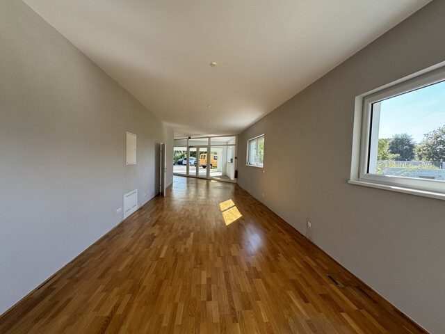 Moderne Büro- oder Praxisfläche mit bester Verkehrsanbindung - inklusive 4 Stellplätzen!