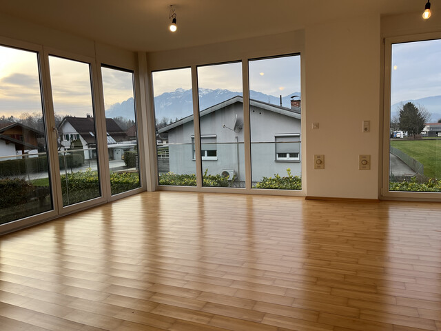 Terrassenwohnung 60m² mit 43 m² Terrasse, 4,5 m² Abstellraum, Parkplatz und Carport.