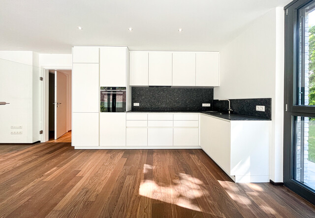 Anspruchsvolle 4-Zimmerwohnung mit großem Garten und zwei Abstellplätzen