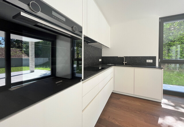 Anspruchsvolle 4-Zimmerwohnung mit großem Garten und zwei Abstellplätzen