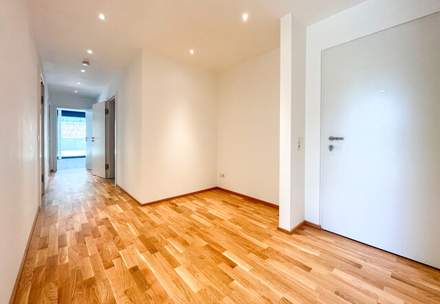 Anspruchsvolle 4-Zimmerwohnung mit großem Garten und zwei Abstellplätzen