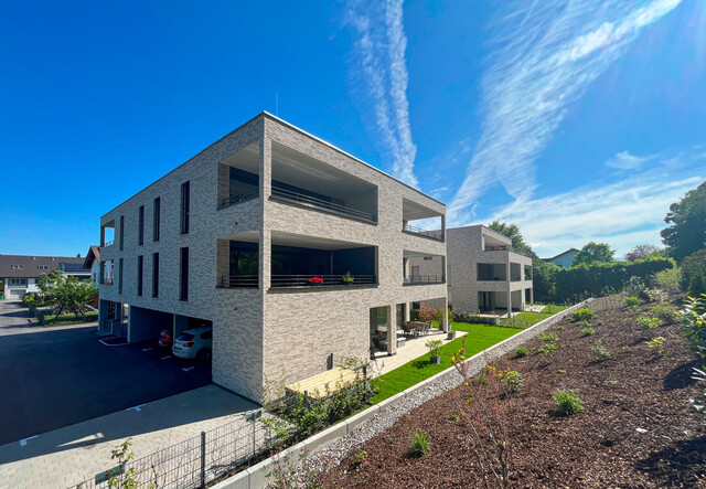 Anspruchsvolle 4-Zimmerwohnung mit großem Garten und zwei Abstellplätzen