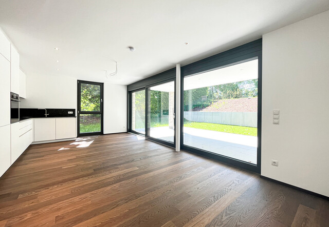 Anspruchsvolle 4-Zimmerwohnung mit großem Garten und zwei Abstellplätzen