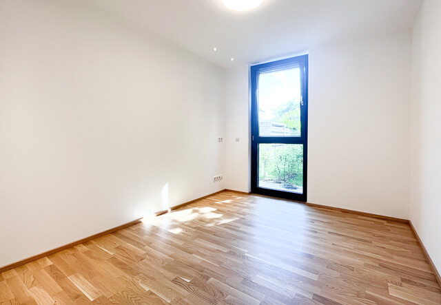 Anspruchsvolle 4-Zimmerwohnung mit großem Garten und zwei Abstellplätzen