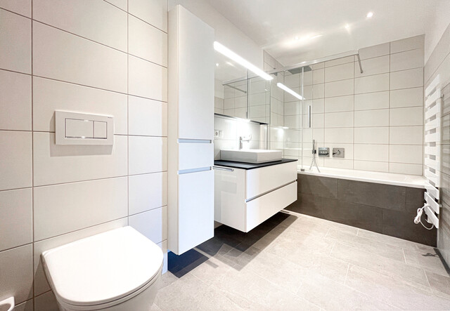 Anspruchsvolle 4-Zimmerwohnung mit großem Garten und zwei Abstellplätzen