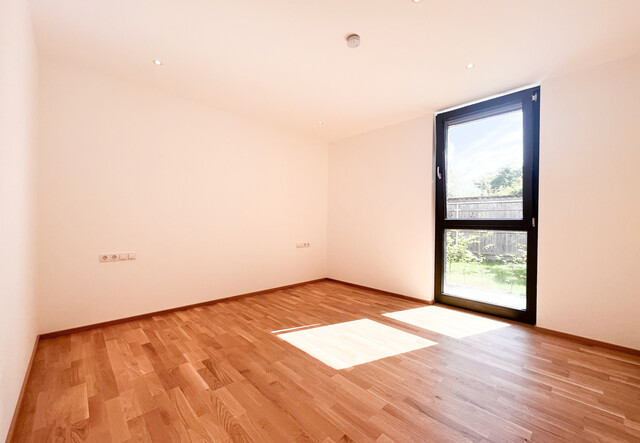 Anspruchsvolle 4-Zimmerwohnung mit großem Garten und zwei Abstellplätzen